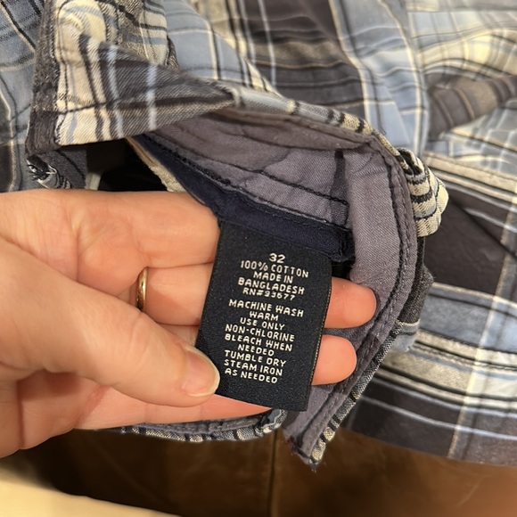 EUC St. John’s Bay Brand Men’s Size 32 Plaid Print Cargo Shorts - Picture 8 of 8